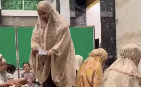 Berkah Ramadan, Masjid di Gresik Ini Viral Beri Hadiah Amplop bagi Jemaah Tarawih