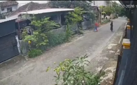 Menyamar Sebagai Badut, Dua Maling Motor di Lamongan Terekam CCTV