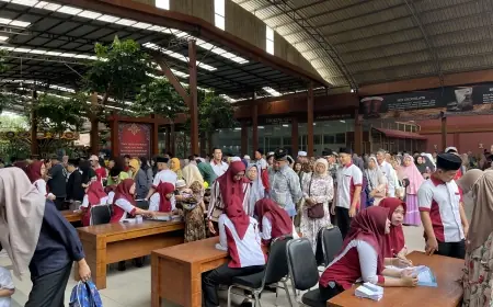 Tradisi Sedekah Ramadan di Kampung Coklat Blitar, Ribuan Jemaah Padati Pengajian Rutin