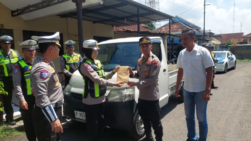 PJR Jatim 4 Kembalikan Mobil Sayur Korban Pencurian di Probolinggo