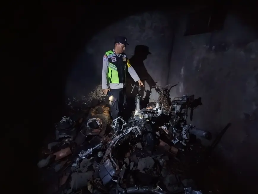 Lupa Padamkan Bara Tungku, Rumah dan Tiga Motor di Blitar Ludes Terbakar