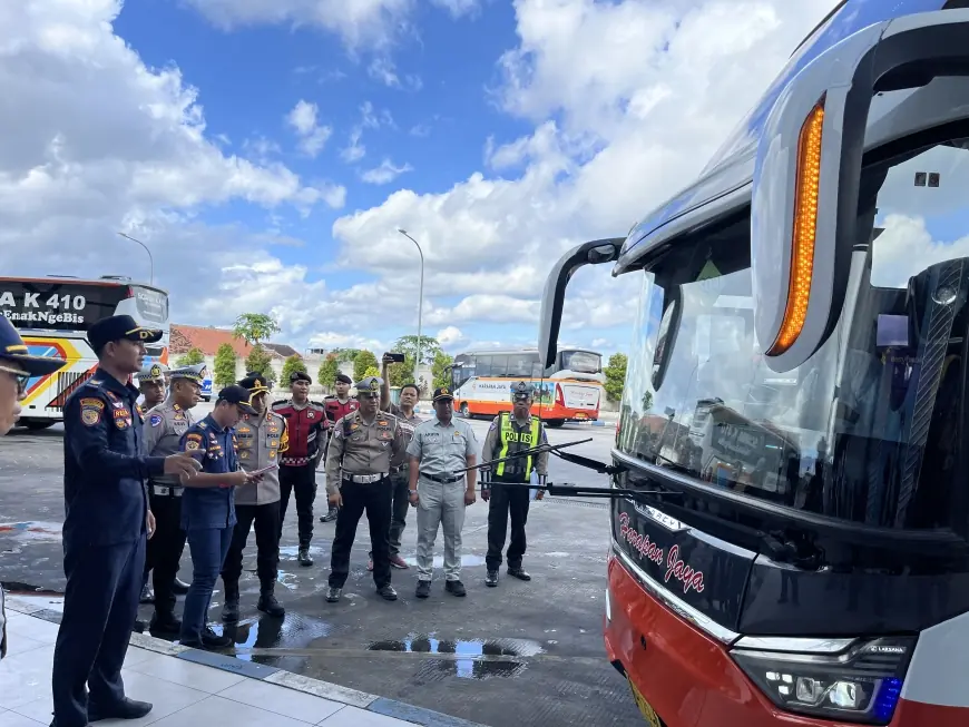 Sopir Bus di Terminal Blitar Dites Urine