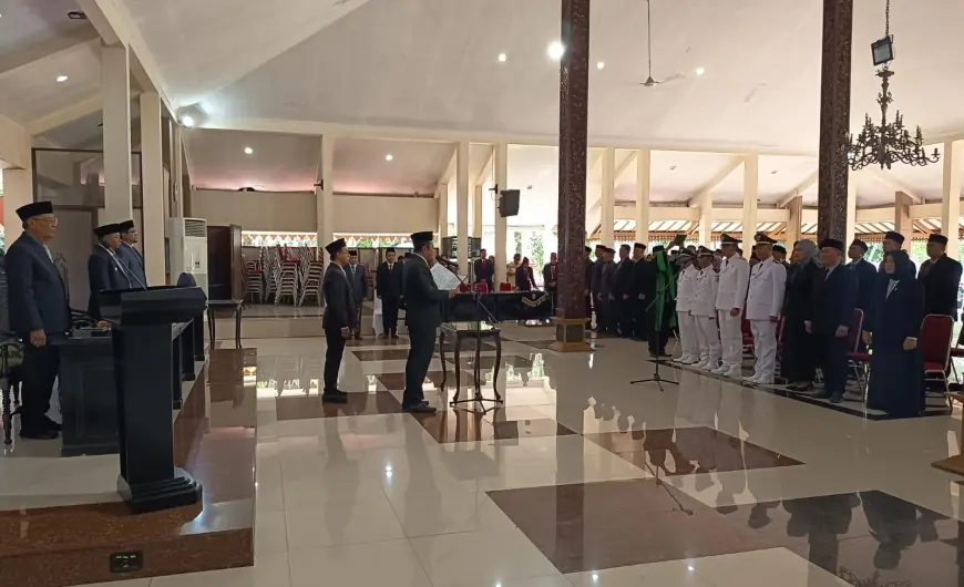 Lantik Pejabat Administrator dan Pengawas, Bupati Bondowoso Tekankan Profesionalitas dan Pelayanan Publik
