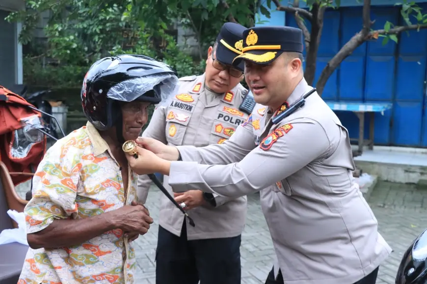 Polres Gresik Bekali Helm Pengemudi Becak Listrik Bantuan Prabowo
