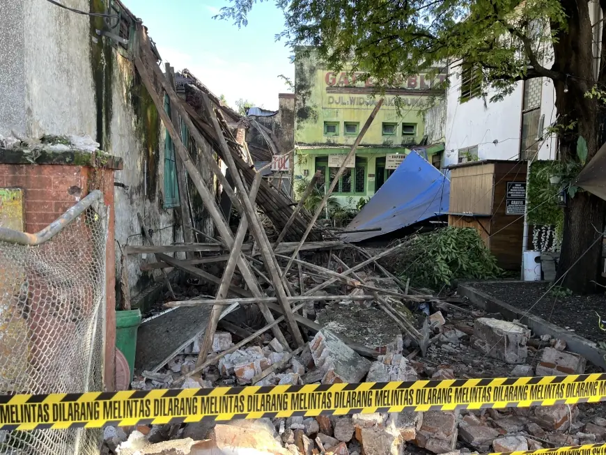 Dampak Gempa Pacitan M6,4, Atap Rumah Tua di Blitar Roboh