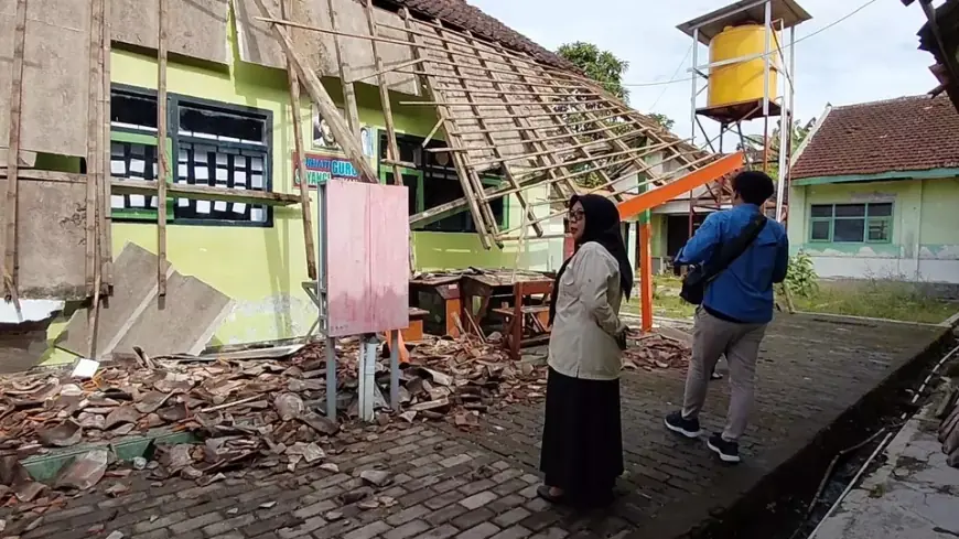 Dampak Gempa Pacitan M6.4: Atap Gedung SD di Jember Ambruk, Siswa Lesehan di Perpustakaan