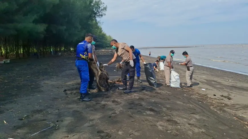 Perkuat Sektor Pariwisata, Polres Probolinggo Gelar Kerja Bakti Serentak di Kawasan Pantai