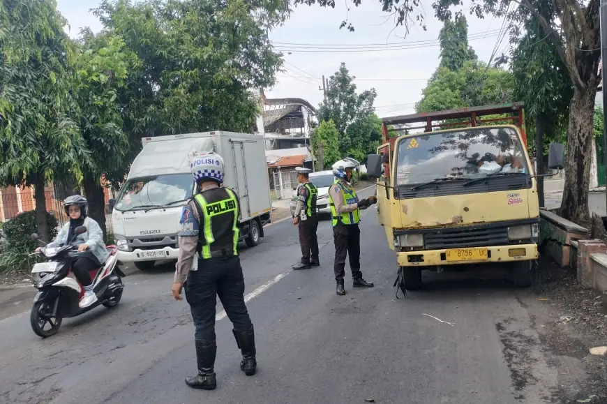 Truk Sembarang Parkir di Jalan Utama Jombang, Polisi Intensif Patroli Penindakan