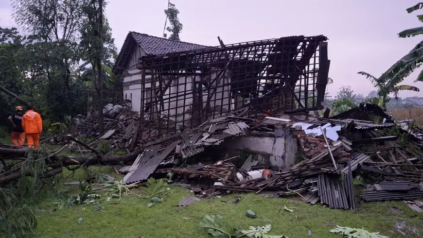 Satu Rumah Warga di Tulungagung Roboh Diterjang Puting Beliung, Puluhan Lainnya Rusak