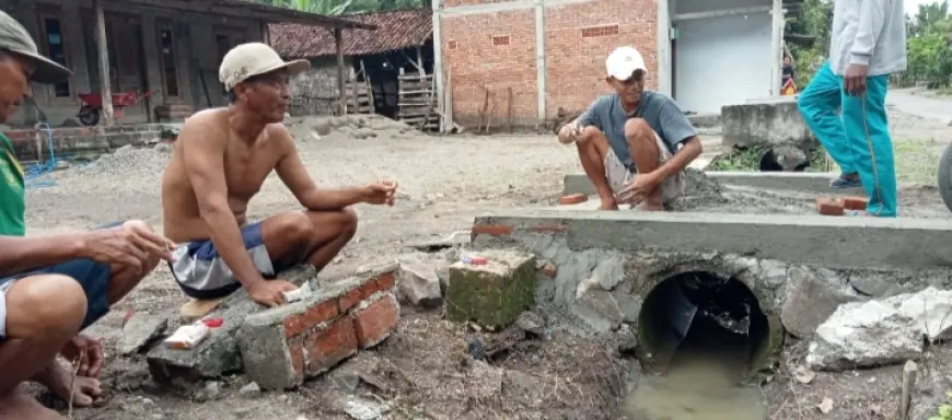 Bangun Drainase Bukan dari Anggaran DD, Warga Ngringin Nganjuk Malah Patungan