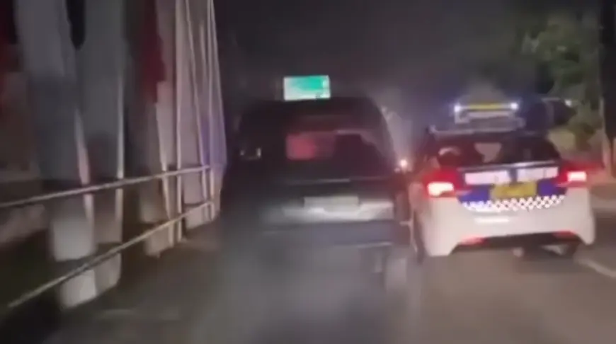 Dramatis! Massa Buru Terduga Pelaku Tabrak Lari di Tulungagung, Mobil Digulingkan Warga