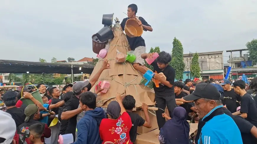 Ngalap Berkah, Warga Gresik Berebut Gunungan Ruwatan Jelang Ramadan