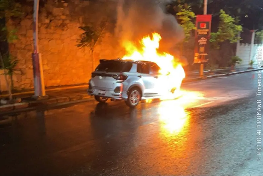 Mobil Toyota Raize Terbakar di Kertajaya Indah Surabaya, Api Padam dalam 10 Menit
