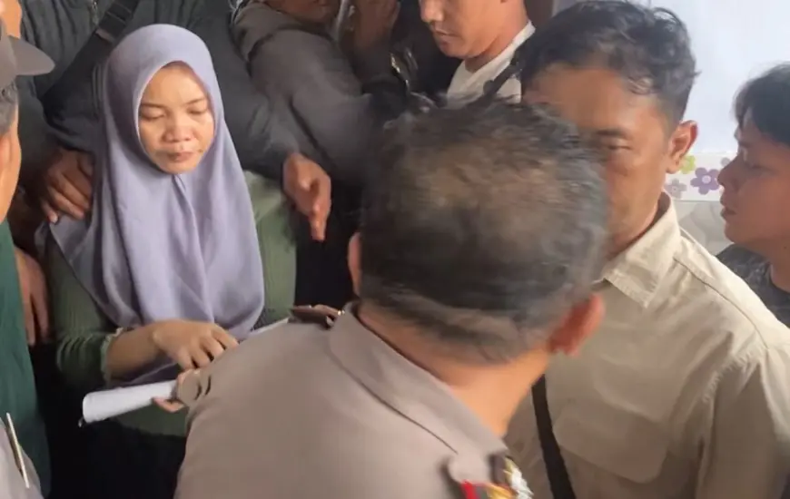 Ratusan Warga Geruduk Rumah Diduga Koordinator Penipuan Investasi Aplikasi MBA di Probolinggo
