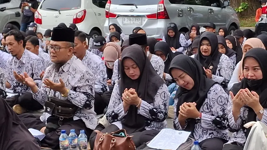 Gelar Istigasah di Depan DPRD, 600 Guru di Tulungagung Perjuangkan Nasib