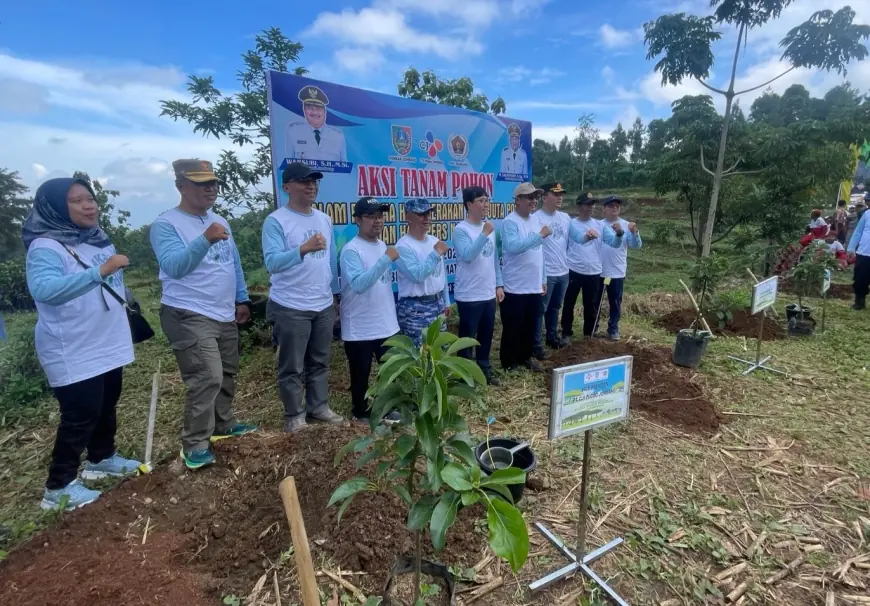 PT CJI, DLH, dan PWI Jombang Sinergi dalam Aksi Tanam Pohon