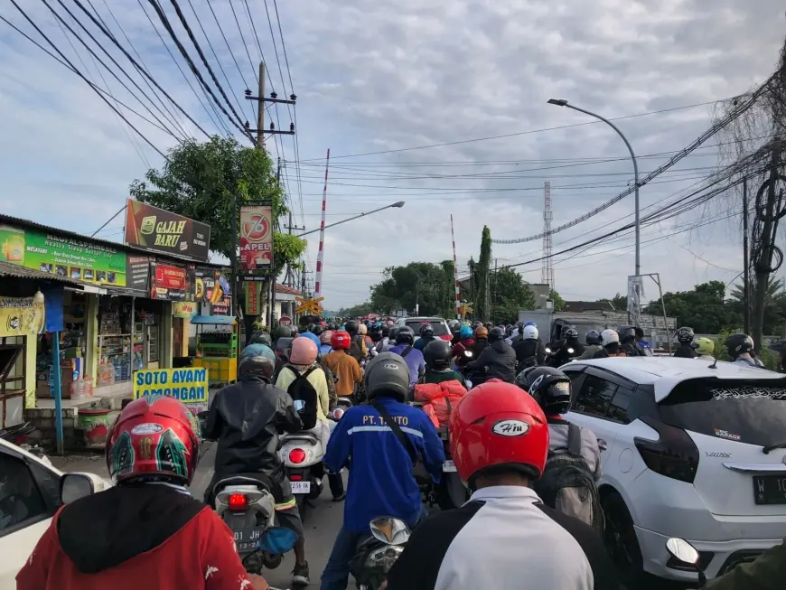 Tanpa Solusi, Warga Keluhkan Langganan Macet di Perlintasan Kereta Api Cerme Gresik