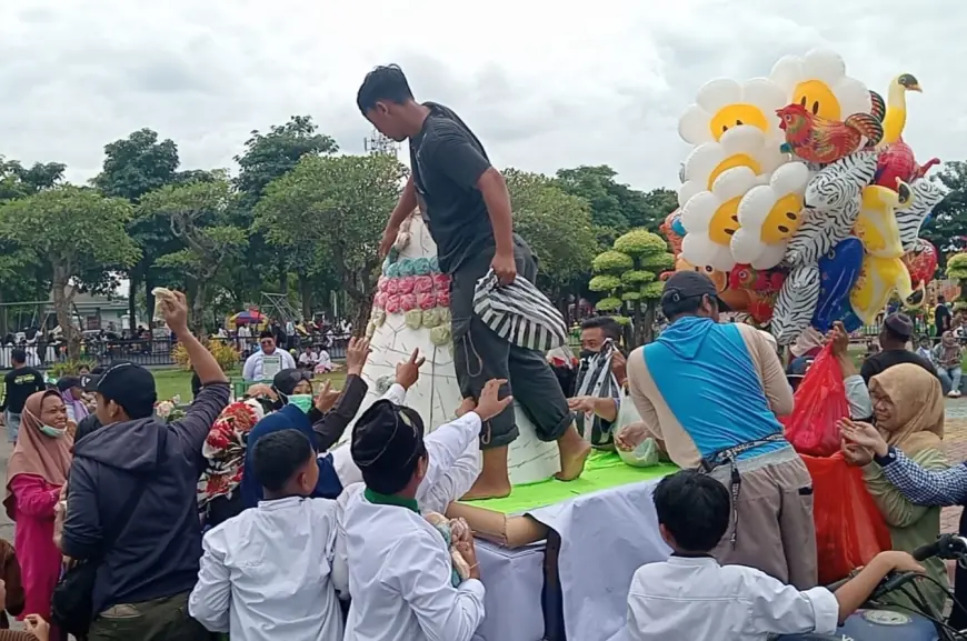 Sambut Ramadan, Ribuan Warga Jombang Berebut Gunungan Apem