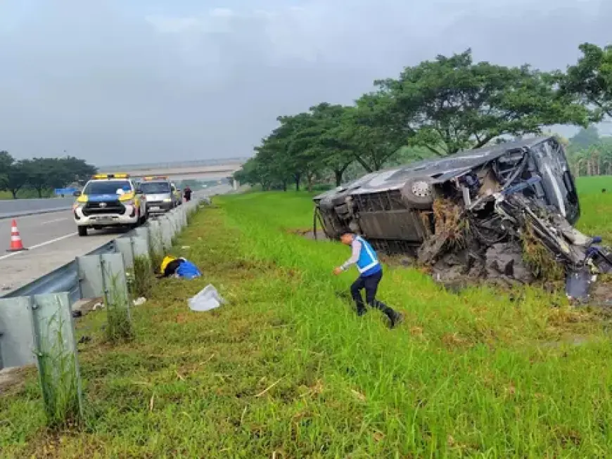 Bus Pariwisata Terguling di Tol Ngawi-Solo, Satu Orang Tewas