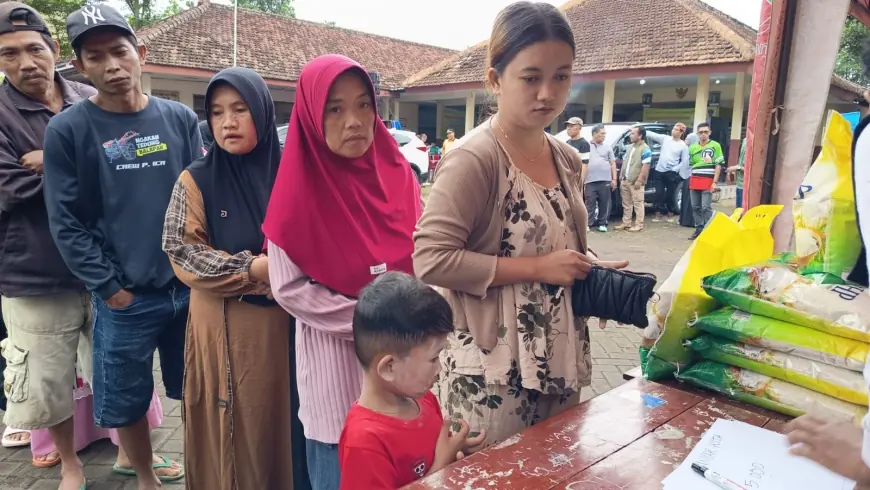 Warga Wringin Bondowoso Rela Mengantre Beli Beras dan Minyak Jelang Ramadan