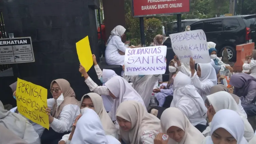 Tolak Penahanan 3 Pimpinan Ponpes Kasus Korupsi, Puluhan Santri Demo Kejari Gresik