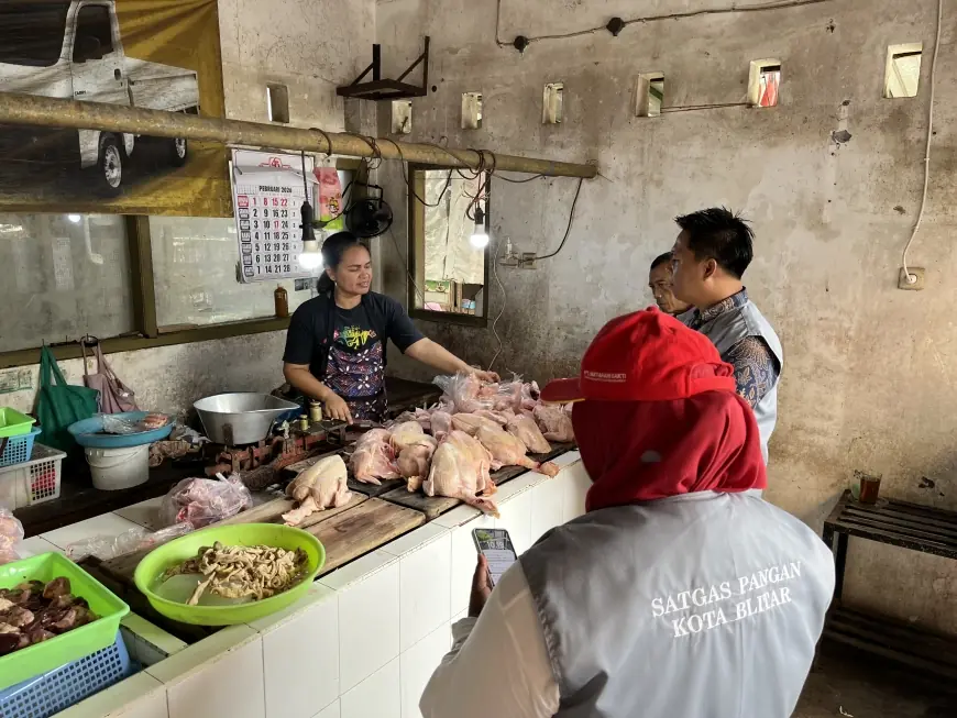 Jelang Ramadan, Harga Daging Ayam dan Cabai Rawit Meroket, Satgas Pangan Turun di Pasar Legi Blitar