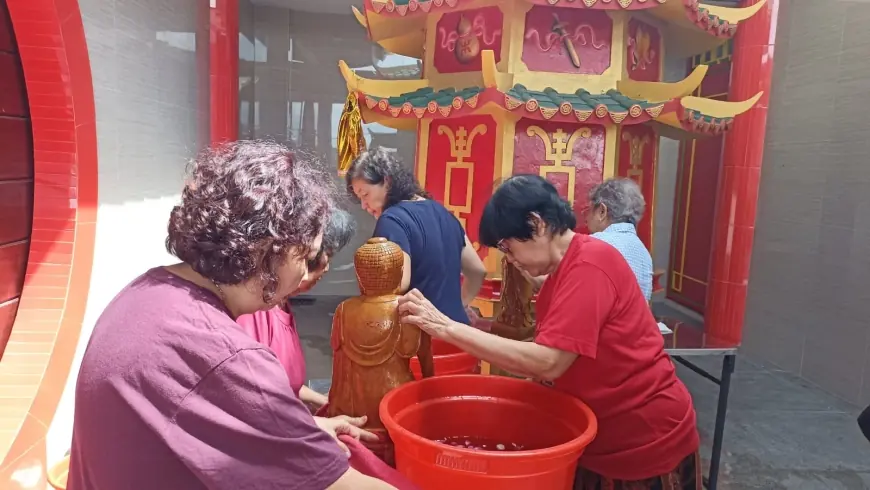 Ritual Suci Sambut Imlek, Patung Dewa di Klenteng Poo An Kiong Blitar Dimandikan Air Bunga