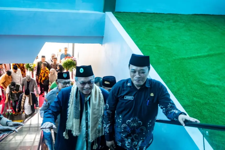 Jelang Ramadan, Fasilitas Mewah Eskalator di Masjid Agung Gresik Mulai Beroperasi
