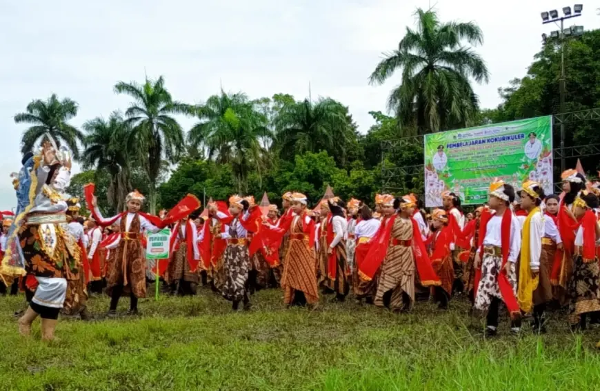 Di Bawah Rintik Hujan, 1.774 Anak Bondowoso Menari Totta’an Dhara untuk Cinta Budaya