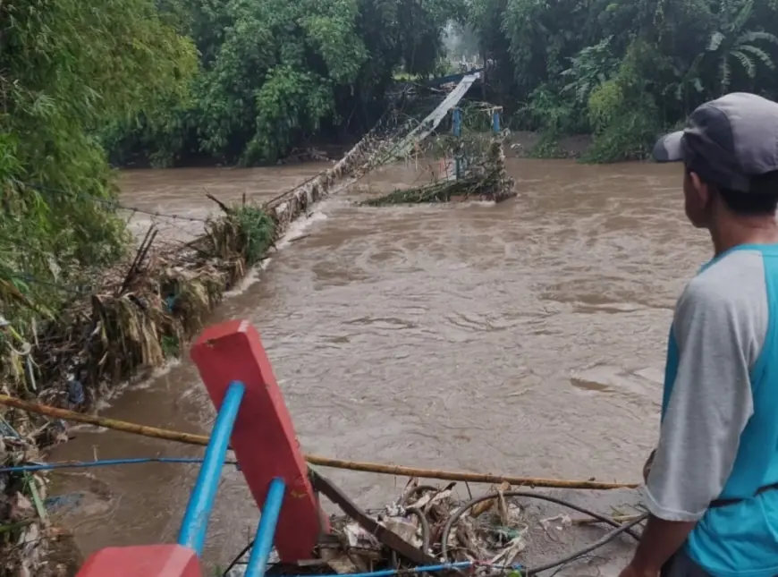 Banjir Putuskan Jembatan Darus, Ribuan Warga Jember Terdampak