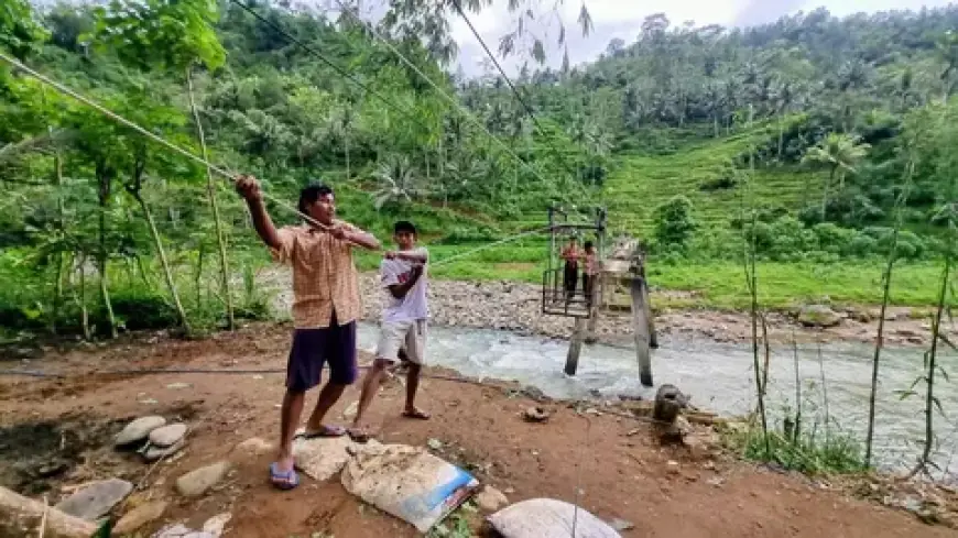 Jembatan Jabak Putus Diterjang Banjir, 700 Warga Ponorogo Andalkan Kereta Gantung Darurat