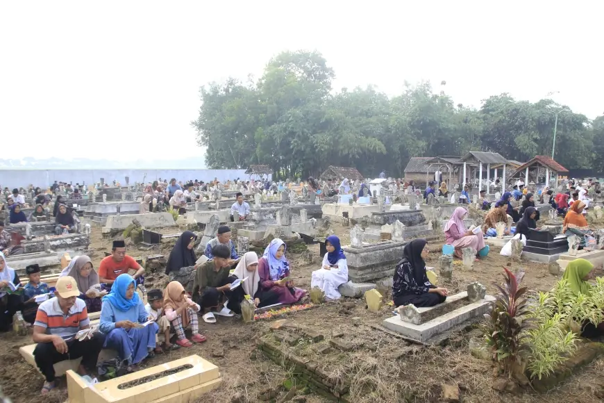 Khidmat di Pusara Leluhur, Ratusan Warga Trenggalek Padati TPU Sambut Ramadan Lewat Tradisi Nyekar Bareng
