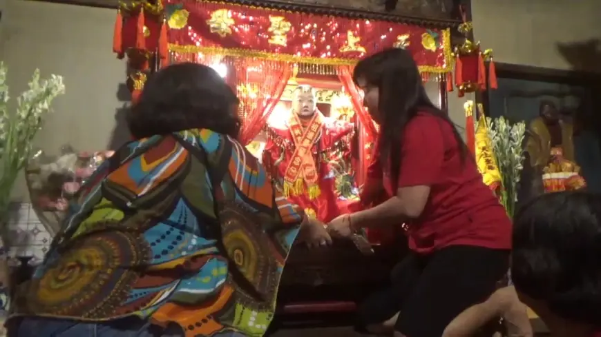 Ritual Ganti Baju Rupang Dewa di Klenteng Tjoe Tik Kiong Tulungagung