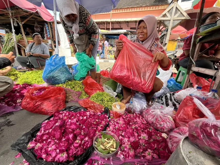 Jelang Ramadan, Harga Bunga Tabur di Kota Blitar Melonjak Tajam