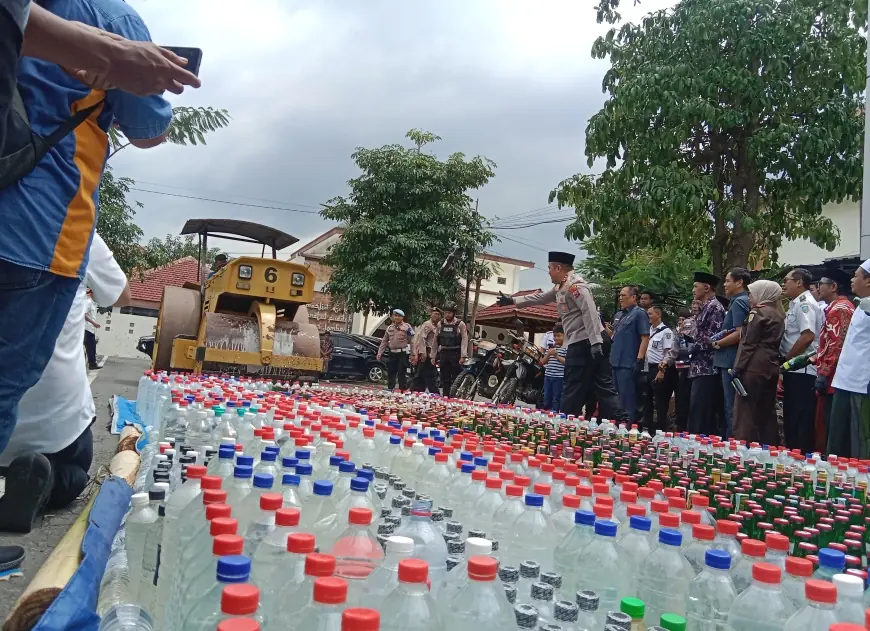 Jaga Kekhusyukan Ramadan, Polres Jombang Musnahkan 7.310 Botol Miras