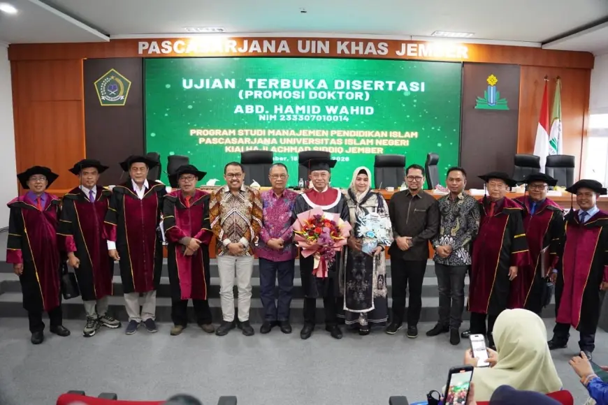 Inspiratif, Bupati Bondowoso Sabet Gelar Doktor di Tengah Padatnya Tugas Daerah