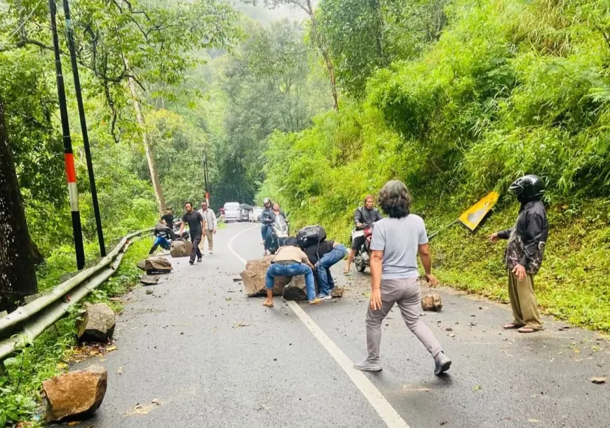 Pacet Kembali Dilanda Longsor, Nyawa Pengguna Jalan Terancam