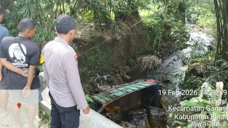 Gagal Lewati Tanjakan, Truk Muatan Limbah Sawit Masuk Sungai di Talun Blitar