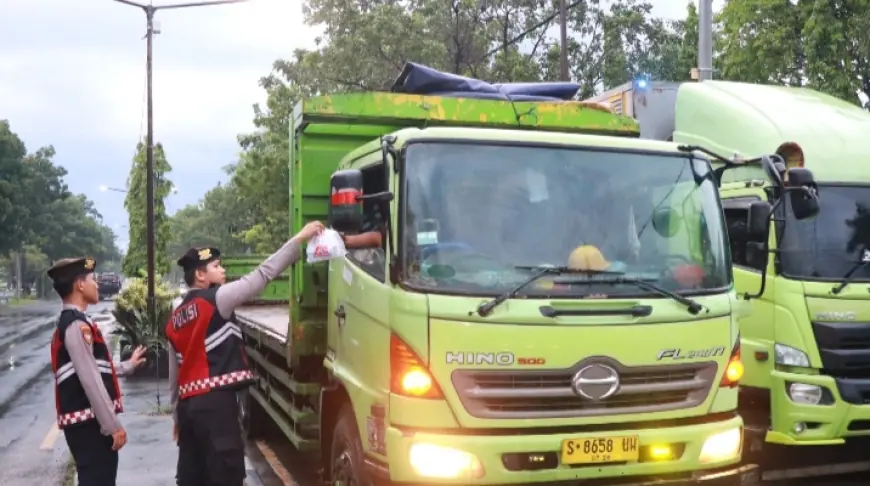 Berkah Ramadan, Polisi Nganjuk Bagi Takjil Gratis untuk Sesama