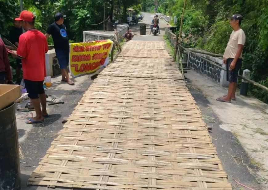 Pemkab Jombang Tambal Jembatan Ambrol Pakai Gedek Bambu