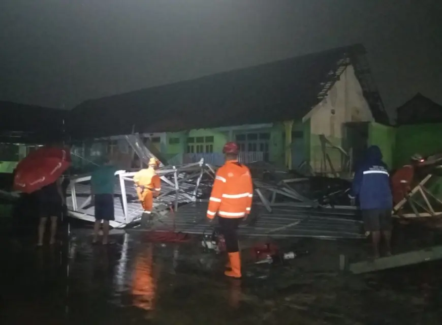 Puting Beliung Terjang  Peterongan Jombang, Musala Ambruk dan Puluhan Rumah Rusak