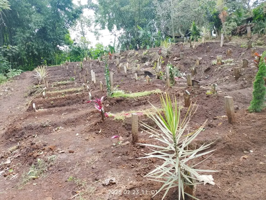 Puluhan Nisan di TPU Giripurno Kota Batu Digeser Tanpa Izin, Warga Protes