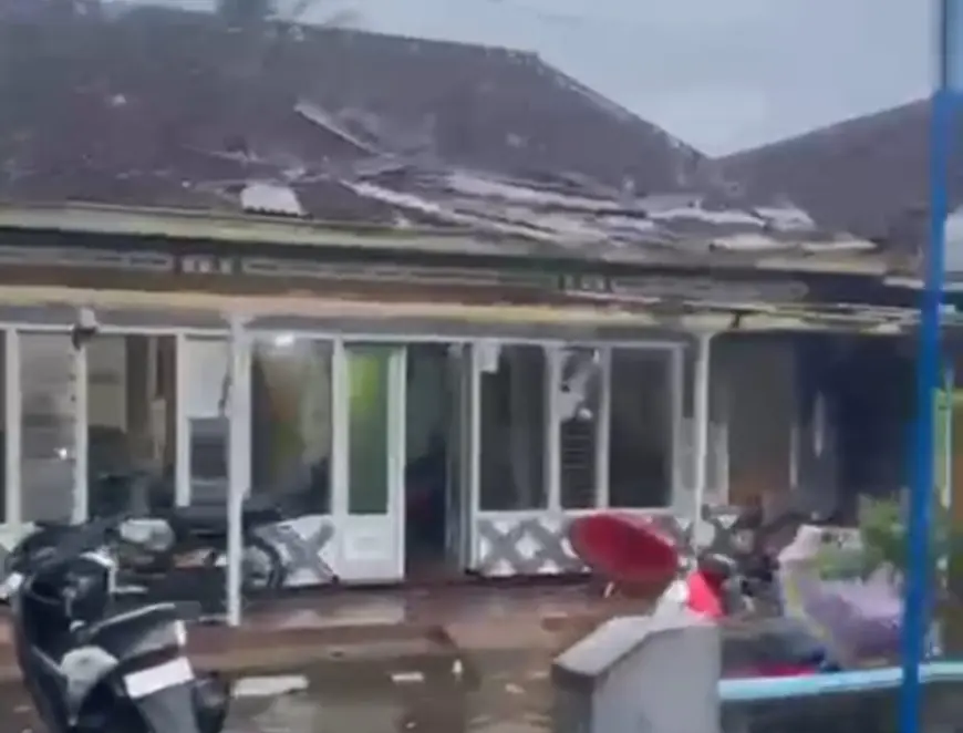 Belasan Rumah Rusak, Tiga Pohon Tumbang Diterjang Angin di Bantur Malang