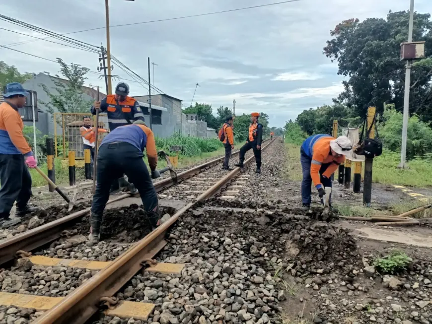 Tekan Risiko Kecelakaan, KAI Daop 7 Madiun Tutup Perlintasan Sanankulon