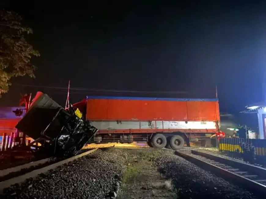 Jalur Kereta Api Saradan-Bagor Kembali Normal Pascaevakuasi Truk