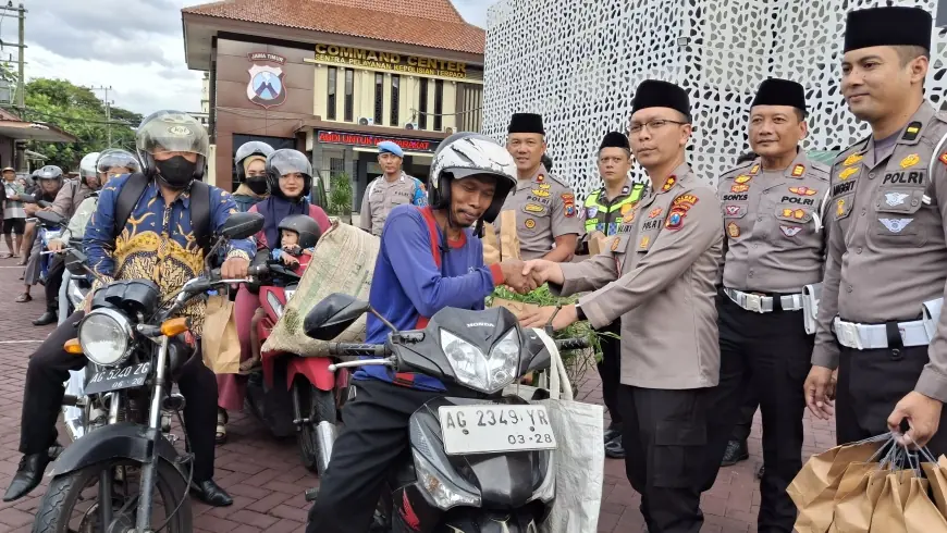 Perkuat Kepedulian dan Kamtibmas Selama Ramadan, Polres Trenggalek Bagikan Ratusan Paket Takjil