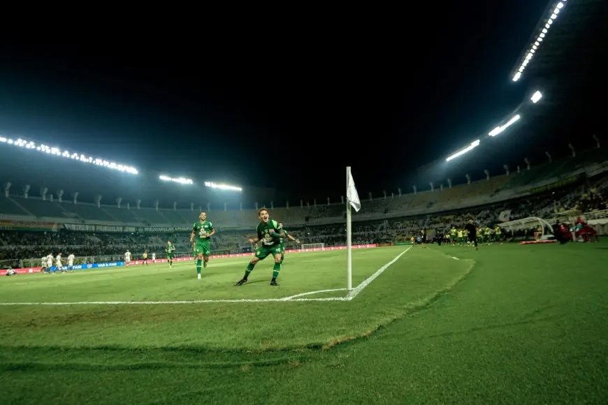Persebaya vs PSM: Baju Ijo Unggul Tipis, Gali Freitas Jadi Pahlawan di GBT