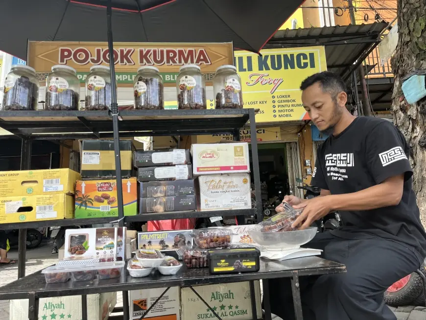 Berkah Ramadan, Lapak Kurma Musiman di Blitar Diserbu Pembeli