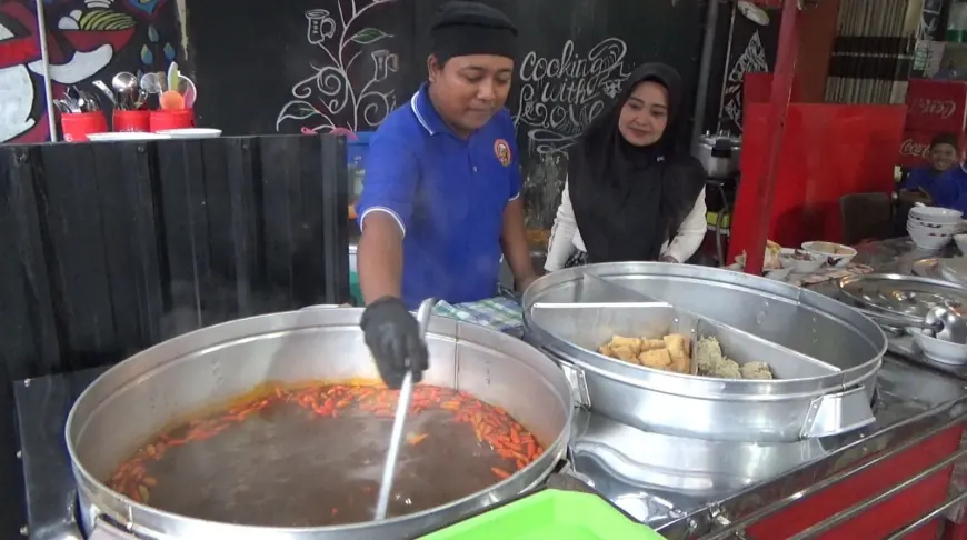 Berkah Ramadan, Bakso Balungan di Jember Diserbu Pengunjung, Omzet Meningkat Tajam