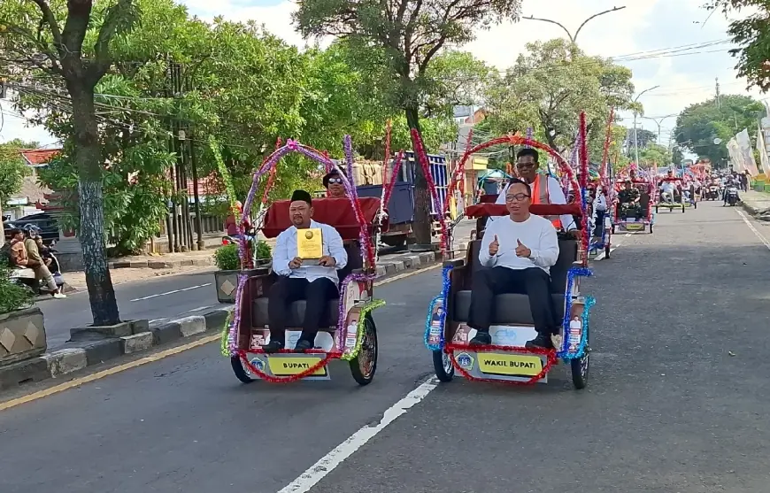 Pemkab Gresik Sabet Gelar Kota Bersih di Usia ke-52, Diarak Meriah dengan Becak Listrik